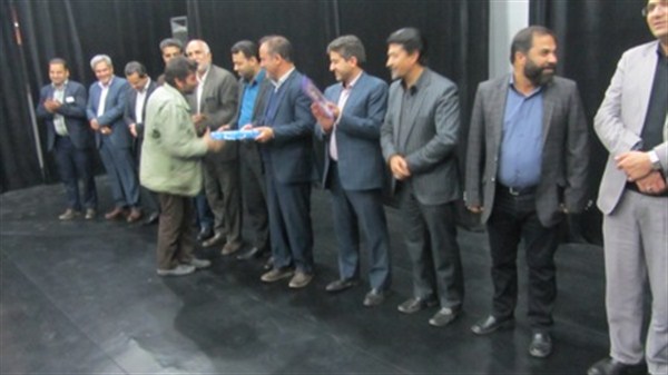 تجلیل شهردار زرند از کارگر امانت دار شهرداری