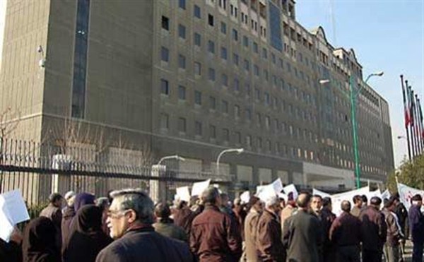 تجمع بازنشستگان فولاد مقابل مجلس/بیمه درمان ما را وصل کنید