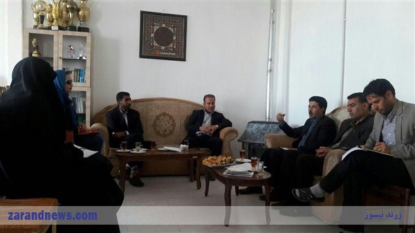 جلسه حامیان محیط زیست با مسئولین زرند در فرهنگ سرای زرند برگزار شد