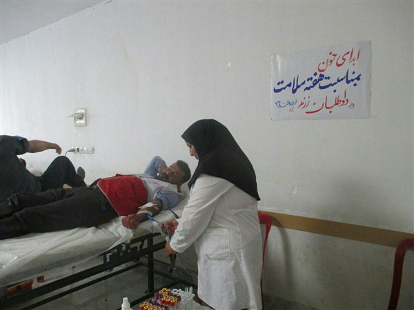 اهدا خون بمناسبت هفته سلامت توسط جمعی از داوطلبان هلال احمر زرند