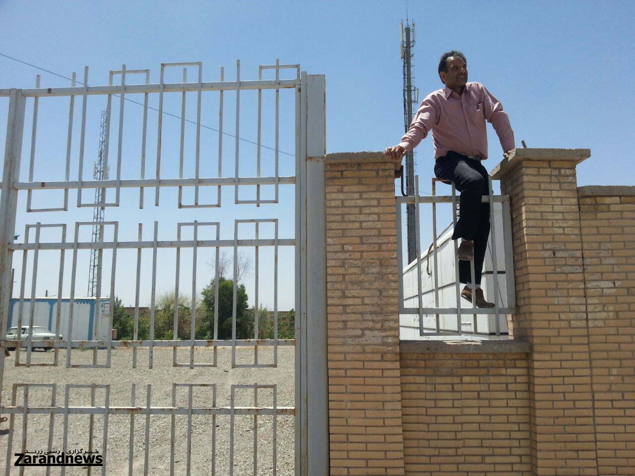 مسئولی که از دیوار بالا رفت !!!