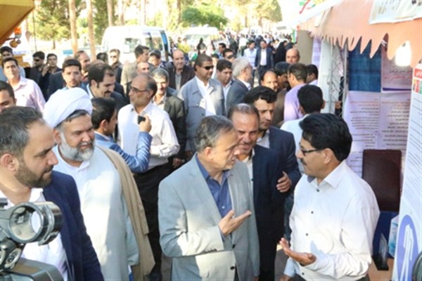 رزم حسینی استاندار کرمان از نمایشگاه دست آوردهای دولت تدبیر و امید در شهرستان زرند بازدید کرد