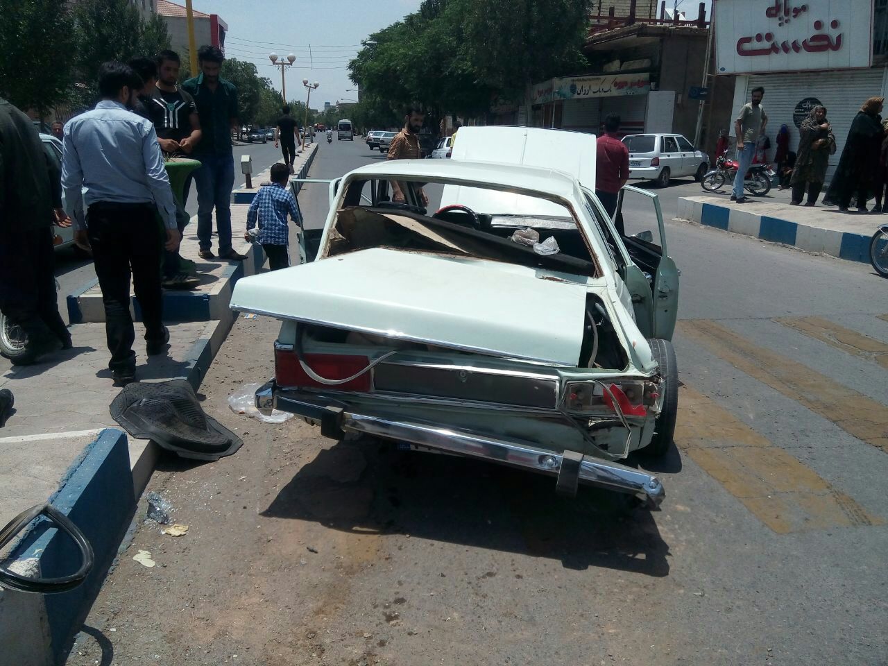 نجات سرنشینان دو خودرو در مرکز شهر زرند 