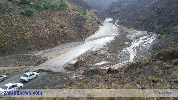 راه ارتباطی ۶ روستای زرند قطع شد راه ارتباطی ۶ روستای زرند قطع شد