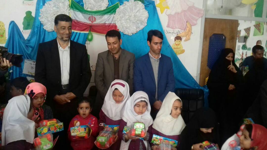 بسته های فرهنگی شامل اسباب بازی و کتاب در بین دانش آموزان کوهبنان توزیع شد