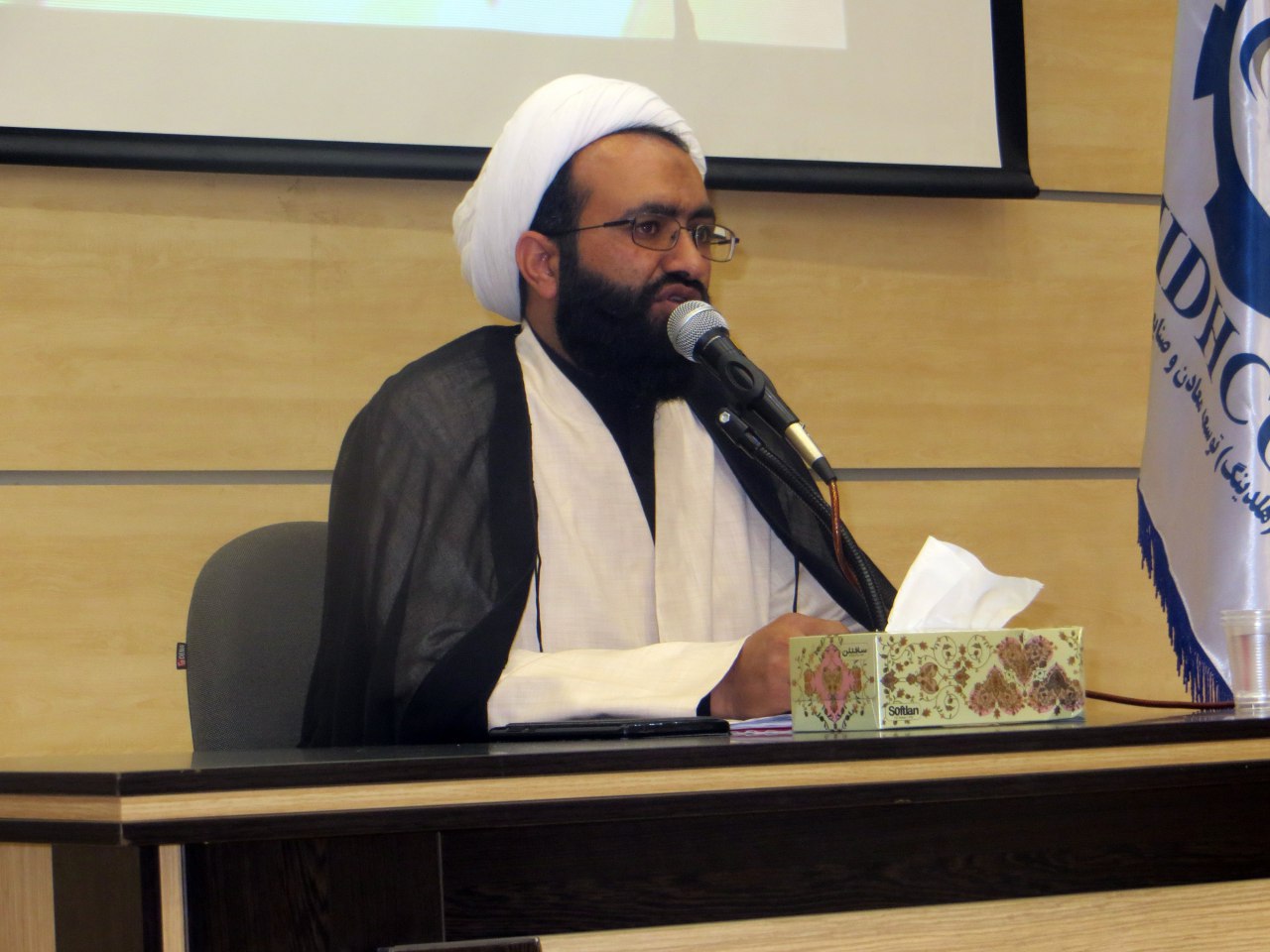 نگاه دین و جریان کار و کارگر نگاه ایمانی ، اعتقادی و معنوی است
