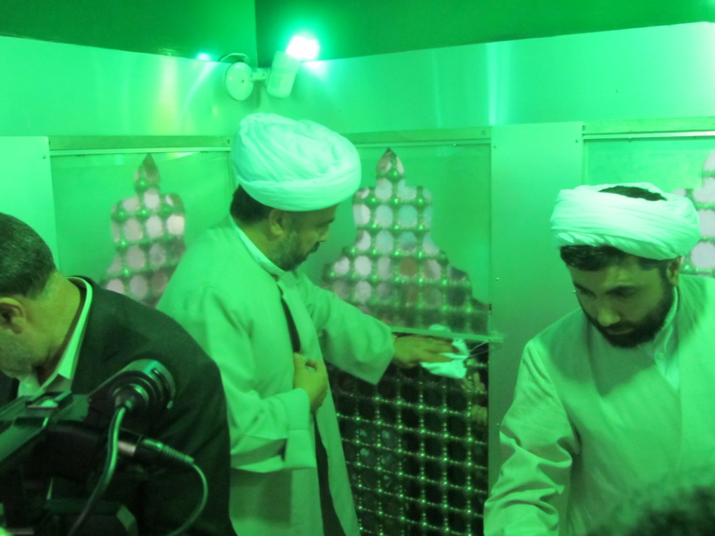 غبارروبی و عطر افشانی ضریح امام‌زاده عبدالله مطهراباد زرند