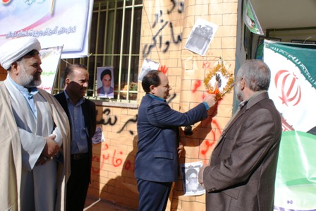 زنگ انقلاب در بیش از ۲۰۰ واحد اموزشی شهرستان زرند با حضور مسئولان نواخته شد
