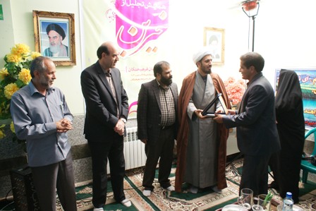 تجلیل از خیرین مدرسه فرهیختگان زرند تجلیل از خیرین مدرسه فرهیختگان زرند
