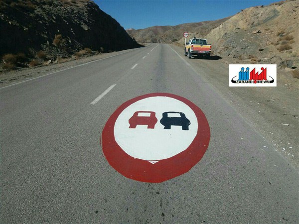 ایجاد علائم افقی محدودیت سرعت وسبقت ممنوع در نقاط حادثه خیز محور زرند به راور