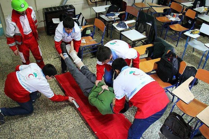 مانور زلزله و ایمنی مدارس در زرند برگزار شد