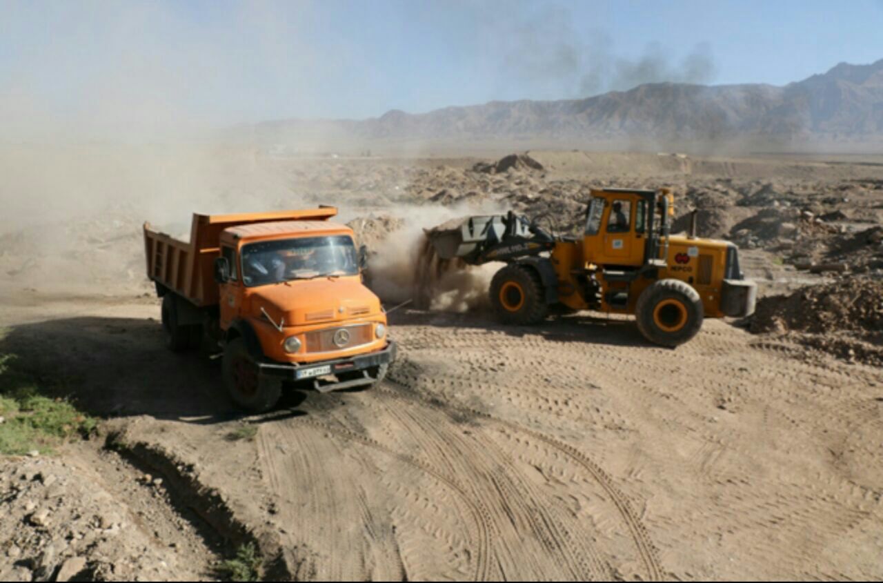 عملیات خاک برداری و احداث بزرگترین پارک مسافر شهر زرند آغاز شد