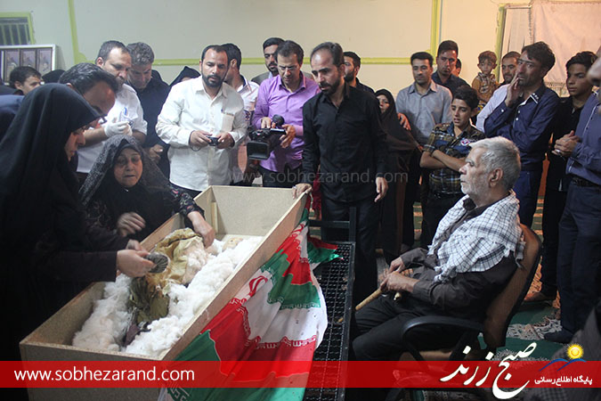 تصاویر دیده نشده از آخرین بوسه پدر و مادر بر سرِ پسرِ شهیدشان بعد از ۲۹ سال